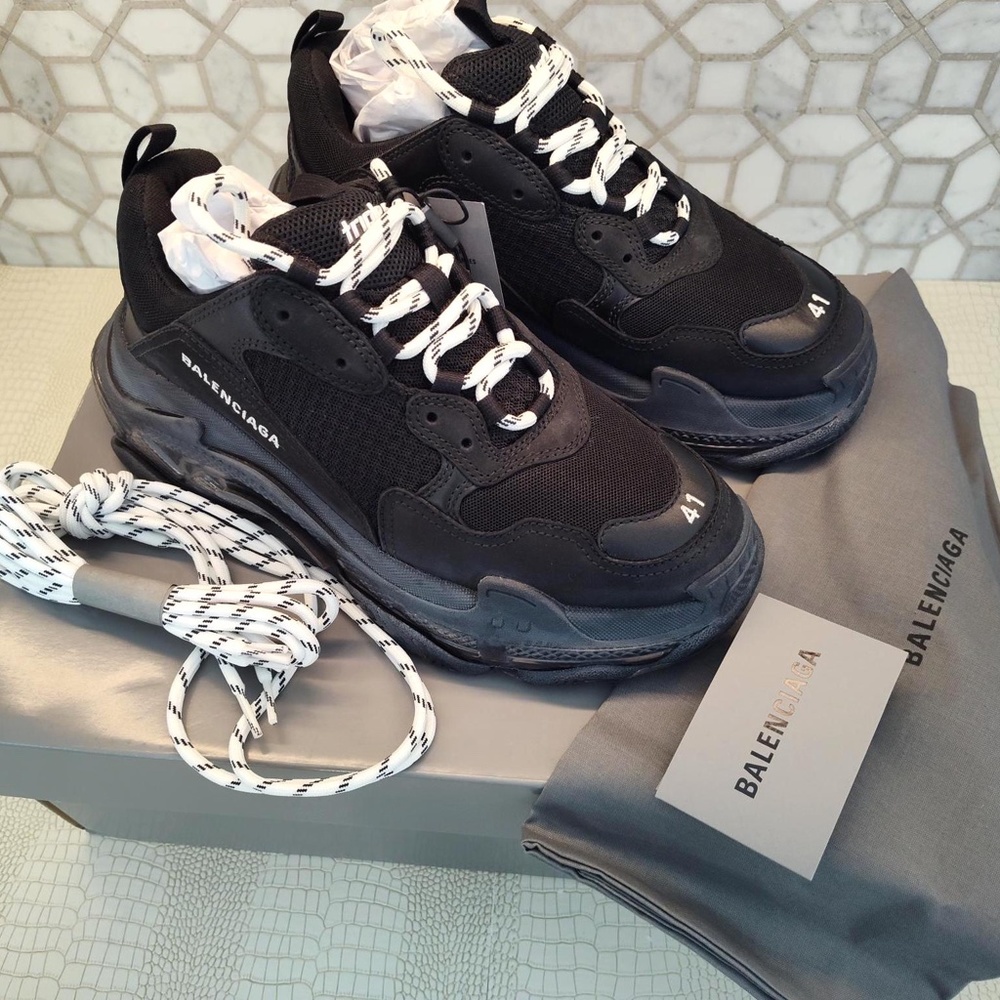 NEW Rare Distressed Look NWT in Box Size 41EU Balenciaga Triple S Triple Black.